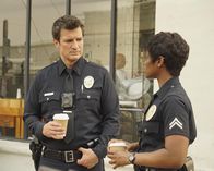 The Rookie – John Nolan (Nathan Fillion) und Talia Bishop (Afton Williamson) besprechen den letzten Einsatz.