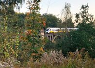 alpha-expedition: Mit dem Zug ... – Das Bober-Viadukt kurz vor Jelenia Gora ist eins der großen Eisenbahn-Bauwerke auf der Strecke. Inzwischen ist es in viel Grün gehüllt und nicht mehr leicht zu filmen und fotografieren.