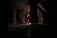 I Wouldn't Go In There – Yeongdeok, Gyeongsangbuk-do, Südkorea: Gastgeber Robert Joe erkundet das Yeongdeok-Haus bei Nacht. (Bildnachweis: National Geographic Channels/Gus Agustin Montealto)