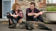 Das Begräbnis – Lola (Adina Vetter) und Kevin (Enno Trebs) sind ein Paar
