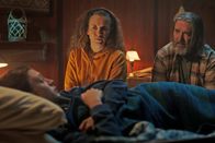 Springflut – Tom Stilton (Kjell Bergqvist) und Luna (Amanda Ooms, M.) kümmern sich rührend um Olivia (Julia Ragnarsson, l.) die nur knapp einem Mordanschlag entkommen ist.