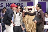 Monk – Begeistert berichtet Monk (Tony Shalhoub, re.) Capt. Stottlemeyer (Ted Levine, li.) und Lt. Disher (Jason Gray-Stanford, 2.v.li.) von seinem neuen Job als Basketballtrainer.