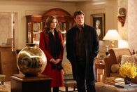 Castle – Michelle Twohey war Scheidungsanwältin für reiche und schöne Frauen - nun wurde sie mit einem Eispickel erstochen. Castle (Nathan Fillion, r.) und Kate (Stana Katic, l.) ermitteln ...