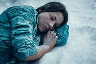 neoriginal: Arctic Circle - Der unsichtbare Tod – Die Prostituierte Evgenya (Anastasia Trizna) ist auf der Flucht vor den russischen Schleusern erfroren.