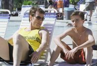 Malcolm mittendrin – Malcolm (Frankie Muniz, re.) erzählt seinem Vater Hal (Bryan Cranston), dass er nichts für den Wasserpark übrig hat.