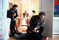 Tatort – Von links: Kriminalhauptkommissar Ivo Batic (Miroslav Nemec), Natascha Gruber (Nina Szeterlak), Rudolf Wenisch (Hans-Michael Rehberg, im Hintergrund), Yvette (Julia Richter, im Hintergrund), Kriminalhauptkommissar Franz Leitmayr (Udo Wachtveitl) und Rainer Wenisch (Christian Berkel, am Boden).