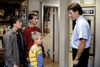 Malcolm mittendrin – Hal (Bryan Cranston, re.) ist etwas überfordert, als er allein auf Malcolm (Frankie Muniz, li.), Reese (Justin Berfield, 2.v.li.) und Dewey (Erik Per Sullivan) aufpassen soll.