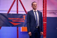 Ruby – Herr Becker (Andreas Berg) ist wenig begeistert von Rubys peinlichem Ausrutscher in der Trampolinhalle.