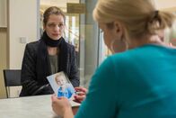 Danni Lowinski – Der Fall, mit dem Danni (Annette Frier, r.) sich beschäftigen muss, hat es in sich: Joshua, der Sohn von Mandantin Manuela Homburg (Susan Sideropoulos, l.), musste sterben, weil er nicht rechtzeitig mit einem Spenderherz versorgt werden konnte. Frau Homburg bewegt zutiefst, dass das Kind einer anderen Familie offensichtlich bevorzugt behandelt und so die Operation von Joshua verhindert wurde. Mit Dannis Hilfe will sie nun das zuständige Krankenhaus verklagen ...