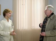 In aller Freundschaft – MDR Fernsehen IN ALLER FREUNDSCHAFT FOLGE 264, "Abgeheauen" Uhr. Dr. Globisch (Andrea Kathrin Loewig) bittet Manfred Stiller (Harald Maack) noch zu bleiben, um am nächsten Tag noch weitere Untersuchungen machen zu können.