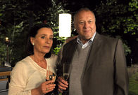 Was glücklich macht – Klaus (Thomas Thieme) und Karin (Cornelia Schmaus) beobachten, wie Peter mit seinem Frührentner-Dasein zurechtkommt.