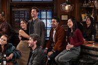 How I Met Your Father – (v.l.n.r.) Valentina (Francia Raisa); Charlie (Tom Ainsley); Sid (Suraj Sharma); Ellen (Tien Tran)