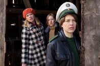 Mord mit Aussicht – Sophie Haas (Caroline Peters, l.) und Bärbel Schmied (Meike Droste, r.) suchen nach dem verschwundenen Baby von Nicole Jaschke (Anna Blomeier, M.).