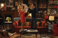 How I Met Your Mother – Um bei Tiffany (Carrie Underwood, l.) landen zu können, taucht Ted (Josh Radnor, r.) mit einer ganz besonderen Überraschung bei ihr auf. Doch wird er wirklich Erfolg damit haben?