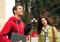 Sturm der Liebe – ARD STURM DER LIEBE FOLGE 1533 Uhr im ERSTEN. Elena (Lili Gesler, r.) berichtet Nils (Florian Stadler, l.) verträumt von einem Verehrer aus der Volkshochschule.