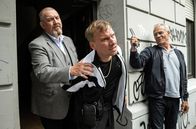 Tatort – In die Falle gegangen: Mike (Robert Stadlober, Mitte) gelingt es nicht, sich dem Zugriff der Kommissare Max Ballauf (Klaus J. Behrendt, r) und Freddy Schenk (Dietmar Bär, l) zu entziehen.