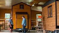 freizeit – Chef Peter Prommersberger (links) erklärt dem Schmidt Max, wie aufwändig ein Tiny House heutzutage gebaut wird: mit Fußbodenheizung und Schafwoll-Dämmung. Die Firma produziert in Pettenreuth im Landkreis Regensburg. Inzwischen gibt es in Bayern rund ein Dutzend Hersteller von Mini-Häusern.