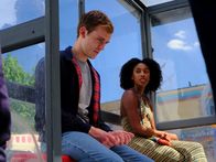 You & Me – Ben (Harry Lawtey) und Jess (Sophia Brown) warten auf den nächsten Bus. Schließlich nimmt Ben seinen Mut zusammen und spricht Jess an.