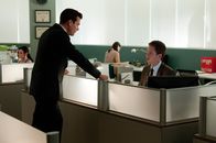 Suits – Mike (Patrick J. Adams, r.) tritt zu seinem ersten Scheinprozess in der Kanzlei an – doch statt Rückendeckung durch Harvey (Gabriel Macht, l.) erwartet ihn harte Konkurrenz und wenig Unterstützung.