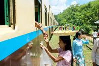 GEO Reportage – Snackverkäuferinnen versorgen die Reisenden im Mandalay-Lashio-Express mit allem Notwendigen: von gebratenem Reis über Bier und Nüsse bis hin zu Papayasalat.