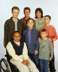 Malcolm mittendrin – Erzählt wird der ganz normale Wahnsinn im Alltag einer durchschnittlichen US-Familie, Francis (Christopher Masterson, l.), Vater Hal (Bryan Cranston, 3.v.l.), Mutter Lois (Jane Kaczmarek, 3.v.l.), Dewey (Erik Per Sullivan, 2.v.l.), Reese (Justin Berfield, r.) und Freund Steve (Craig Lamar Traylor, vorne l.), aus der Sicht von Malcolm (Frankie Muniz, M.).