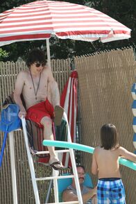 The Middle – Er wollte einen relaxten Ferienjob, steht als Rettungsschwimmer im Schwimmbad aber dann doch ganz schön unter Strom: Axl (Charlie McDermott) ...