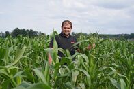 Heimatleuchten – Landwirt Alexander Imhof in einem Feld mit alter Maissorte