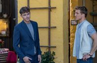 Sturm der Liebe – Philipp (Robin Schick, l.) behauptet, erst jetzt mit Zoe zusammengekommen zu sein und bittet Vincent (Martin Walde, r.) um Stillschweigen.