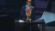 Stevie Wonder – 1985 erhält Stevie Wonder für seinen Song "I Just Called To Say I Love You" einen Oscar bei den 57. Academy Awards.