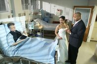 Scrubs - Die Anfänger – (v.li.) Dougald Park (Mr. Fitzpatrick), Judy Reyes (Carla Espinosa), Donald Faison (Chris Turk).