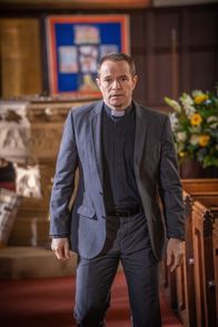 Inspector Barnaby – Weil Pfarrer Sebastian Butts (Oliver Dimsdale) mit Kirchengeldern seine Mutter bei der Suche nach dem Schatz unterstützt hat und seine Frau ein Verhältnis mit dem Autor hatte, hätte er nicht ein, sondern sogar zwei Motive für den Mord an Bertram Jewell.