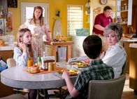 Young Sheldon – (v.li.) Raegan Revord (Missy Cooper), Zoe Perry (Mary Cooper), Iain Armitage (Sheldon Cooper), Lance Barber (George Cooper Sr.), Annie Potts (Constance 'Meemaw' Tucker)