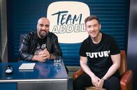 Team Abdel – Moderator Abdelkarim (l) mit seinem Gast Tristan Horx, Zukunftsforscher.