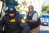 Hawaii Five-0 – Der Reporter Julius Brennan wird erwürgt in seinem Wagen aufgefunden. Grover (Chi McBride, r.) und seine Kollegen versuchen alles, um den Täter zu finden. Doch das ist leichter gesagt als getan ...