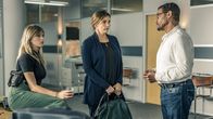 SOKO München – Daniela Minz (Rebecca Immanuel, M.) kommt zu Resi Schwaiger (Mersiha Husagic, l.) und Franz Ainfachnur (Christofer v. Beau, r.) ins Präsidium.