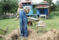 Löwenzahn Classics – Peter (Peter Lustig) findet in seinem Garten seltsame Gegenstände. Er fragt sich, ob das alte römische Scherben sein könnten. Dies führt ihn auf eine interessante Spur.