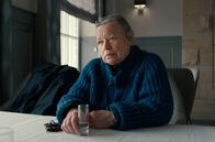 Echo – Edith Telaar (Ursula Werner) trinkt einen Schnaps.
