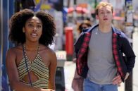 You & Me – Jess (Sophia Brown) und Ben (Harry Lawtey, im Hintergrund) haben beide den Bus knapp verpasst.