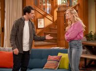 The Neighborhood – Dave Johnson (Max Greenfield, l.); Gemma Johnson (Beth Behrs, r.)