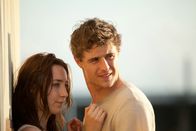 Seelen – Melanie Stryder/Wanderer (Saoirse Ronan,l.) und Jared Howe (Max Irons) müssen gemeinsam um ihr Leben rennen um den ausserirdischen "Seelen" zu entkommen.