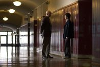 Lange Beine, kurze Lügen - und ein Fünkchen Wahrheit... – Der strenge Direktor Jared T. Kirkpatrick (Bruce Willis, l.) macht es Bobby Funke (Recce Thompson, r.) nicht leicht, die wahren Geschehnisse in der katholische St. Donovan's High School aufzudecken ...