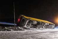 Ice Road Rescue - Extremrettung in Norwegen – Ein mit Lachs beladener Lastwagen ist in einen tiefen Graben gekippt.