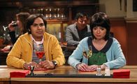 The Big Bang Theory – Während die anderen gemeinsam "Dungeons & Dragons" spielen, haben Raj (Kunal Nayyar, l.) und Lucy (Kate Micucci, r.) ein sehr peinliches Date ...