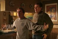 Malcolm mittendrin – Nachdem Hal (Bryan Cranston, r.) und Malcolm (Frankie Muniz, l.) erfahren haben, dass in ihrem Haus vor Jahren ein Massenmörder gelebt und seine ganze Familie getötet hat, sind sie davon überzeugt, dass die Geister auch heute noch durchs Haus spuken ...