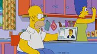 Die Simpsons – Marge (r.) kann nicht mit ansehen, wie ihr Mann Homer (l.) leidet und knüpft den Kontakt zum Schachmeister Magnus, um ihm zu helfen ...