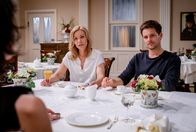 Sturm der Liebe – Sophia und Christoph machen Massimo (Philip Birnstiel, r.) und Katja (Isabell Stern, r.) ein versöhnliches Angebot.