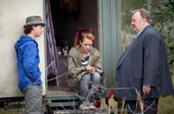 Der Dicke – ARD DER DICKE IV. Staffel, Hauptabendserie (13 neue Folgen), Folge 40 "Hinter verschlossenen Türen"15 Uhr im Ersten. Die 14-jährige Mika (Rosa Lenz, M.) leidet unter dem Rosenkrieg ihrer Eltern und will in ihrer Verzweiflung gegen sie klagen. Bodo (Fabian Meier, l.), der in Mika verliebt ist, hat sie an Rechtsanwalt Gregor Ehrenberg (Dieter Pfaff, r.) vermittelt.