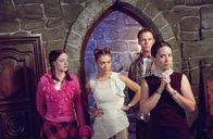 Charmed - Zauberhafte Hexen – Leo (Brian Krause, 2.v.r.) ermutigt Paige (Rose McGowan, l.), in die Vergangenheit zu reisen, um die Schwestern Piper (Holly Marie Combs, r.) und Phoebe (Alyssa Milano, 2.v.l.) aus dem Kerker der bösen Zauberin zu befreien.