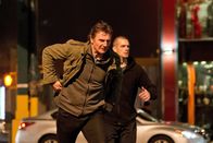 Run All Night – Als Mike (Joel Kinnaman, r.) einen Mord beobachtet, gerät er ins Visier der Drogenmafia, die ihn als unliebsamen Zeugen sofort loswerden will. Glücklicherweise hat der Familienvater einen Vater, der ein ehemaliger Profikiller (Liam Neeson, l.) ist ...
