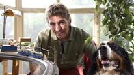 Löwenzahn – Fritz Fuchs (Guido Hammesfahr) und sein Hund Keks sind große Straßenbahn-Fans. Sie ahnen noch nicht, dass aus der harmlosen Spielerei ein aufregendes Abenteuer wird.